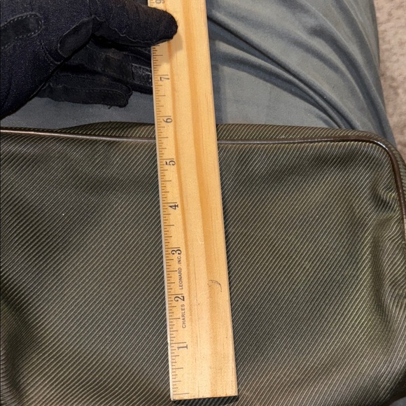 Louis Vuitton Khaki Men's Toiletry Bag Needs Repair - Picture 3 of 10